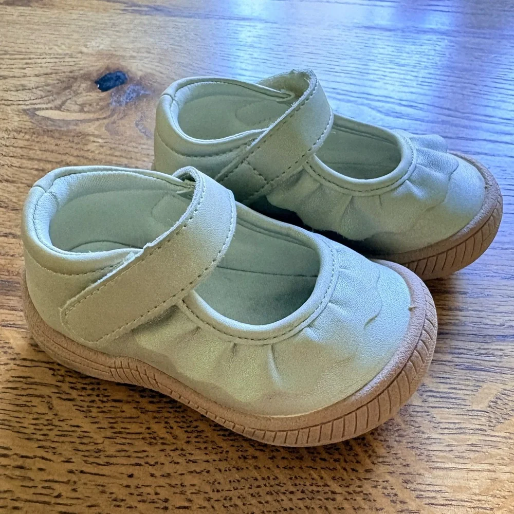 Oomphies Girls Amina Cupsole Mary Jane Flat- Gold- size 5